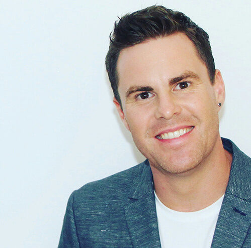 Kille i kavaj och mörkt hår