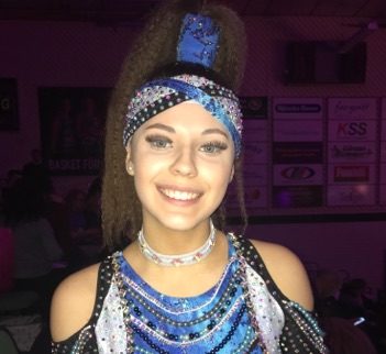 Tjej i blå kläder och håruppsättning med blå hårdekorationer