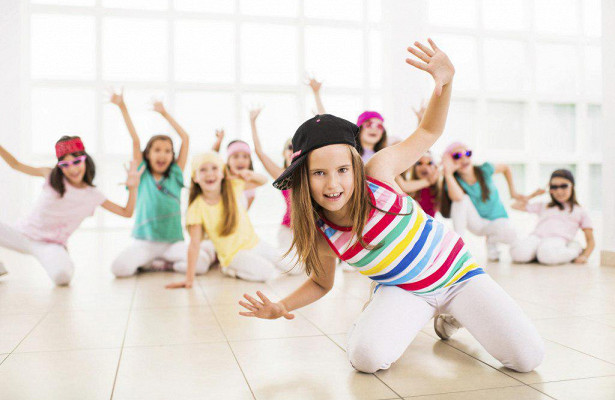 Barn sitter på knä och dansar