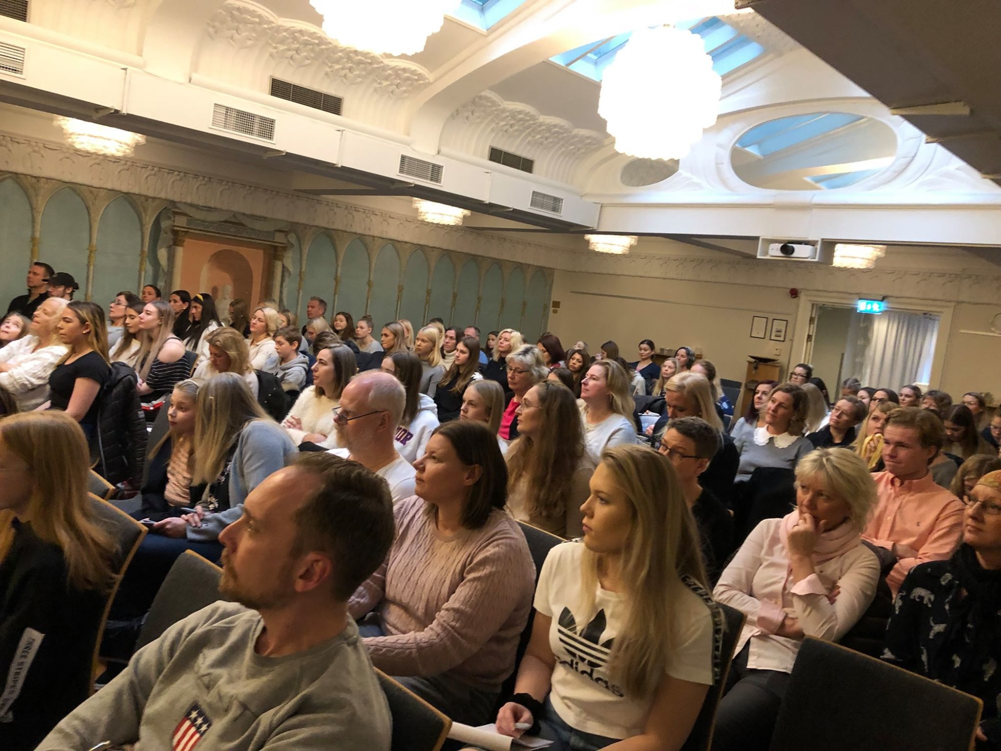 Personer sitter på stolar