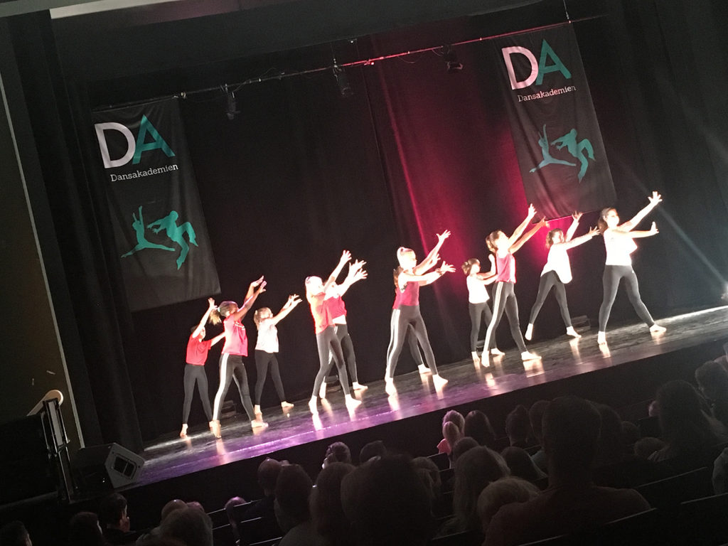 Tjejer dansar på scen