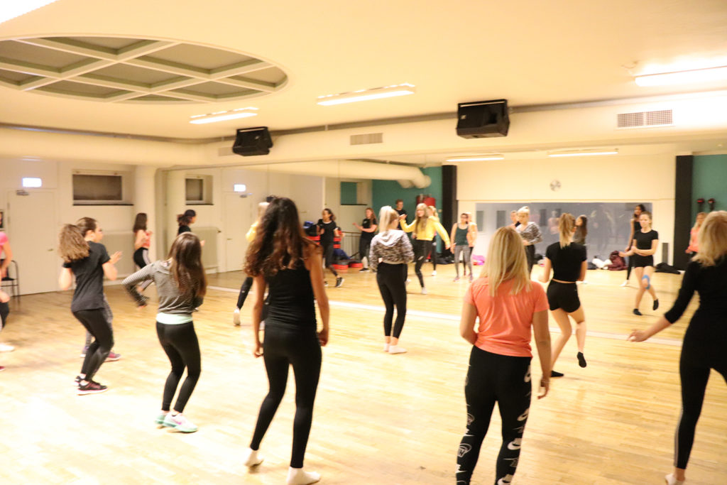 Tjejer dansar framför spegel