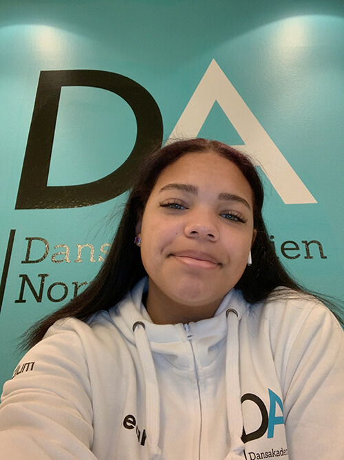 Tjej i vit tröja och mörkt hår