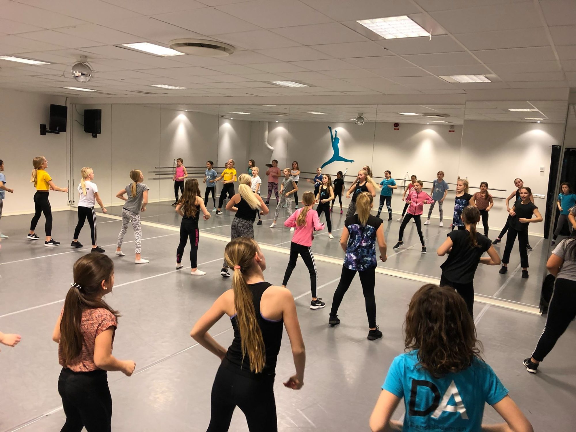 Dans framför spegel