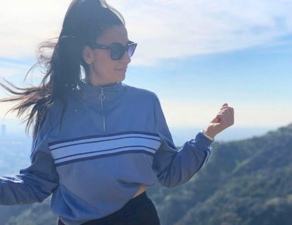 Kvinna i tröja på berg