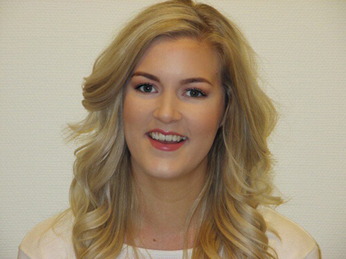 Tjej med ljust hår och rött läppstift