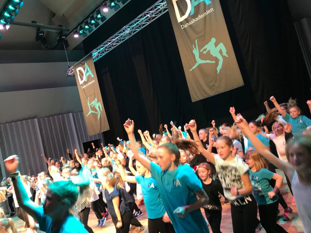 Barn dansar på scen