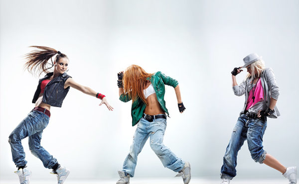 Tjejer dansar med jeans