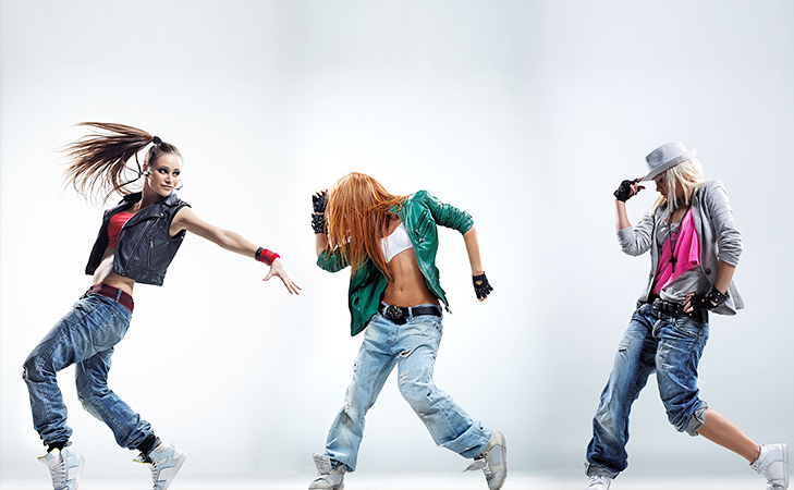 Tjejer dansar med jeans