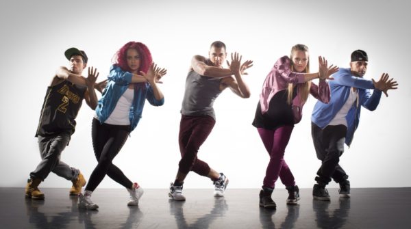 Personer dansar med "jazz hands"