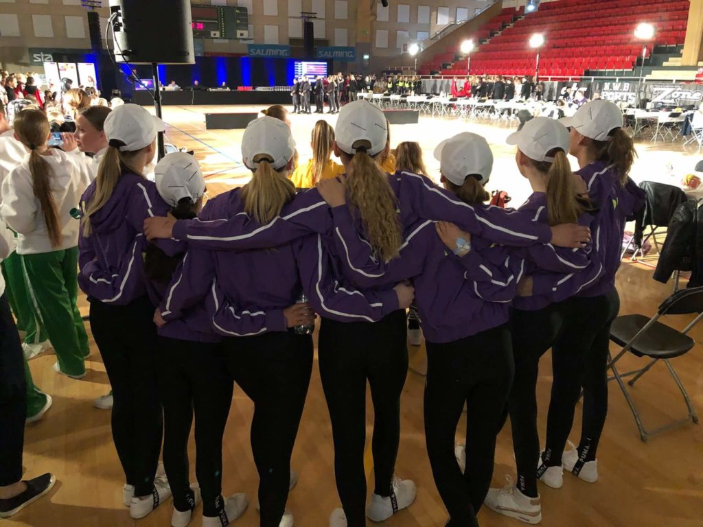 Tjejer håller om varandra