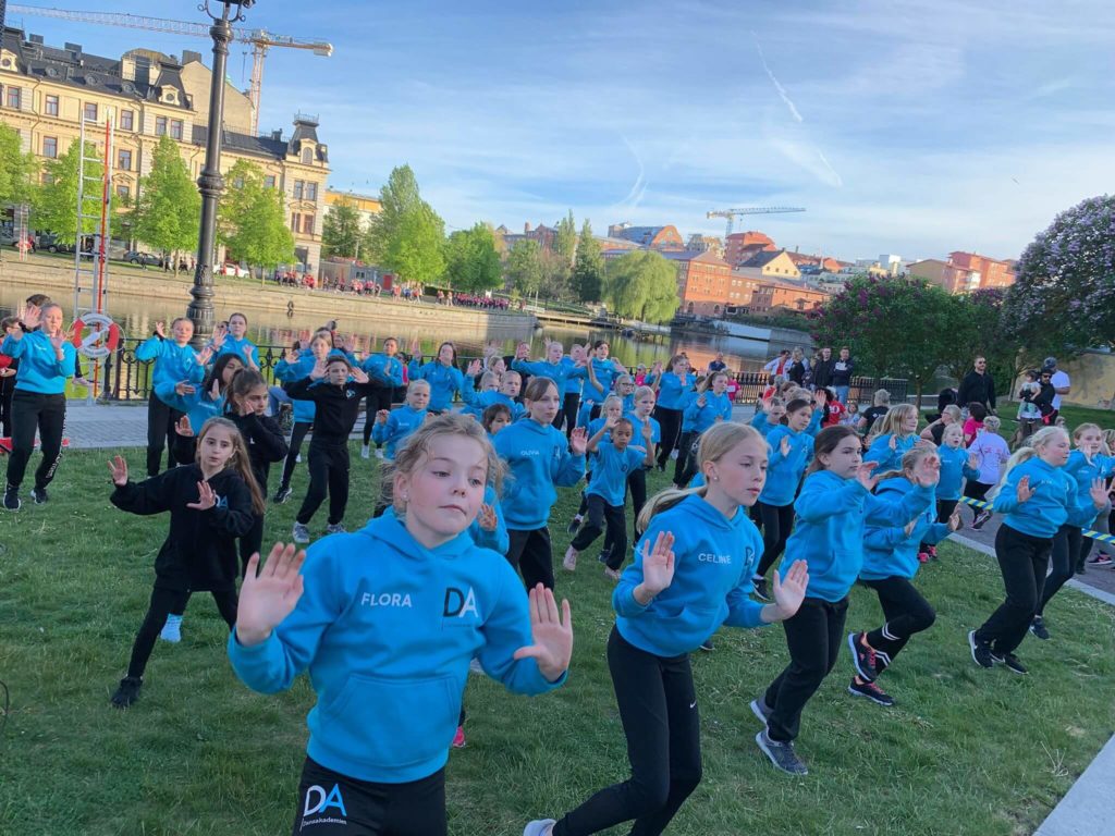 Uppvisningsdansare i park